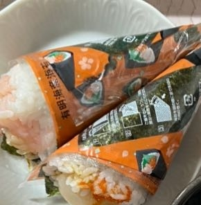 このスーパーの手巻き寿司のシャリの量わかる人いますか？