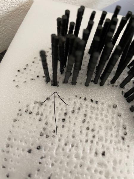 爪楊枝アートを工作にやってるのですが、発泡スチロールに穴が空きました。 矢印をした部分 ボッコリ穴ができました 直し方ありますか？