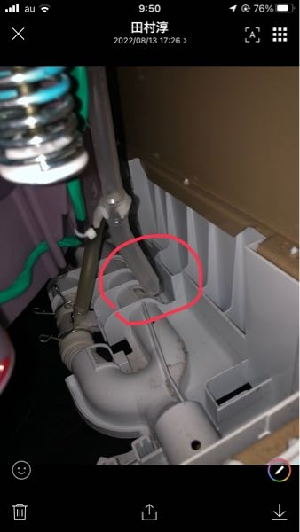 こんにちは。洗濯機の水漏れで質問させて下さい。 日立全自動洗濯機BW-X120Eビートウォシュ(縦型、乾燥無し)です。 右側側面から内部の写真です。すすぎ中から水漏れがひどいです。何処からくるホースか？元々栓があったのか？何用のホースなのかも分かりません。すぐ業者に頼むべきか自分で塞ぐべきか分かる方お願いします。ホースは一本上の方からで途中で切れています。