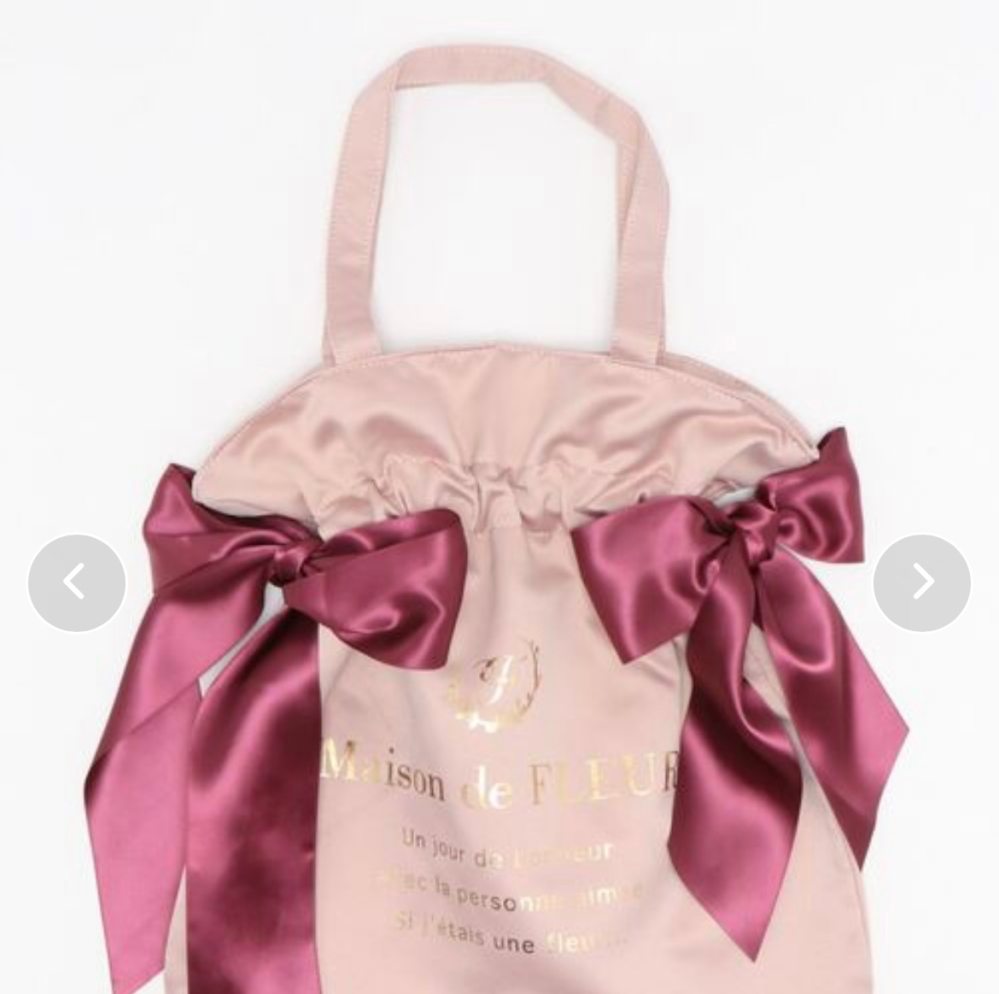 メゾンドフルールの、ダブルリボントートバッグのこちらの写真の色は何色ですか？？ピンクっぽい色ですか？