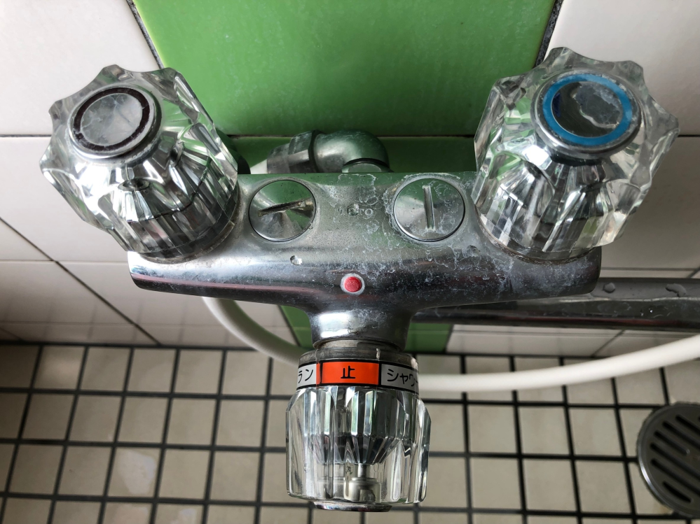 浴室混合水栓 水道水の圧力を変えようとハンドルを探しましたが、配管から水栓までストレートにきているようで途中で調整できません。 画像にはハンドルの間に調整弁みたいな物があり、外したらスプリングが入っており水圧の調整弁ではないようですが、どのような仕様なのでしょうか。