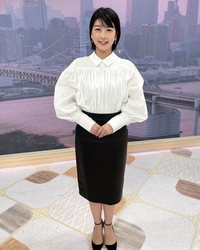 違います
フジテレビアナウンサー 生野陽子は写真のように、左手に付けているのは結婚指輪ですか？ 
