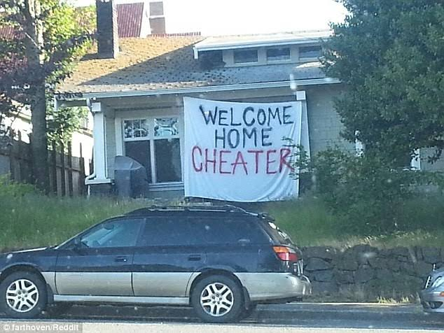 海外memeで「welcome home cheater」と書かれた布がありますが、どういう意味で何が外国人にウケているのでしょうか。