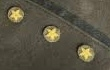 1941〜1945年にかけての大日本帝国陸軍の軍服について詳しい方、ご回答願います 九八式外套についての質問なのですが 軍服上衣につける星のついた丸い袖章は少将・中将・大将の場合それぞれいくつなのでしょうか？ そもそも「九八式外套」に将官である事を表す三本線以外の、この写真の丸い袖章は付けるのですか？
