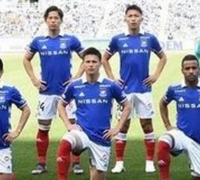 サッカー選手ってやっぱり身長サバ読みよくするんですかね 下の写真 立って Yahoo 知恵袋