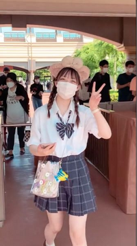 制服ディズニーの時に写真のような灰色のパーカーを羽織りたいと Yahoo 知恵袋