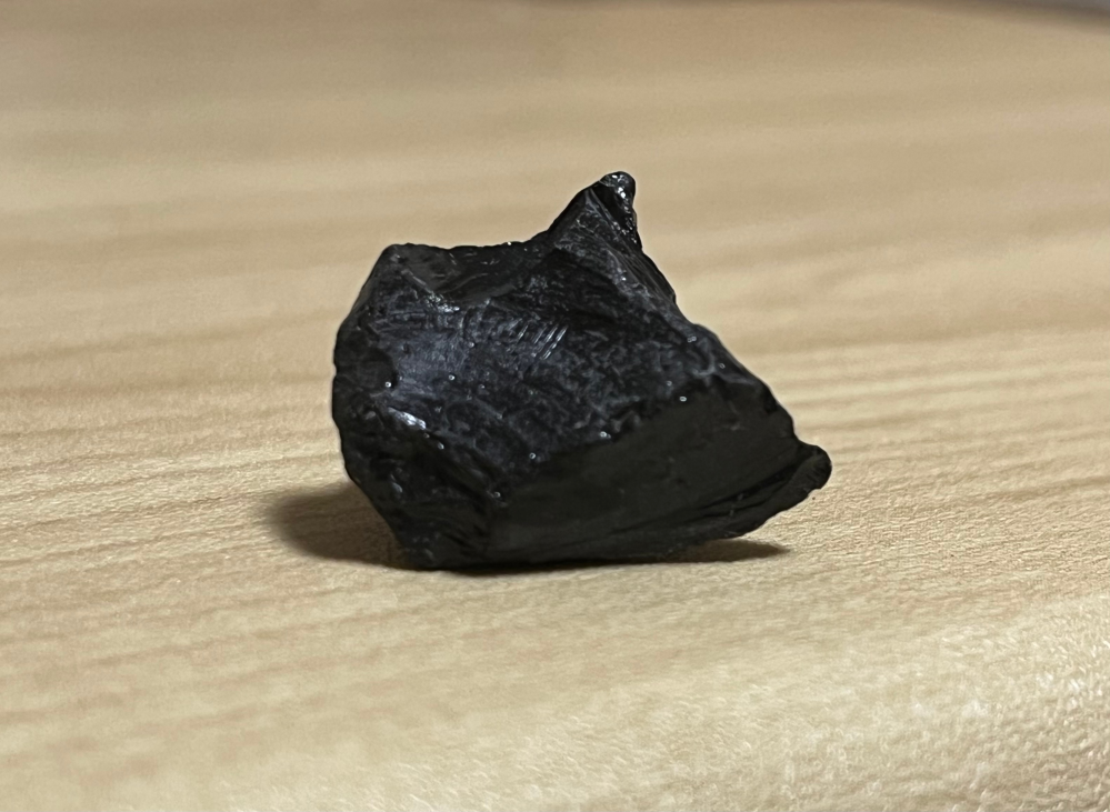 小さな黒い石 近所の公園でこのようなキラキラした黒い石をたくさん拾いました。これ