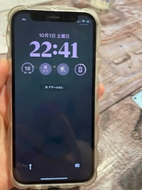 Iphone12miniを使ってるんですけどロック画面の壁紙がこんな感じ Yahoo 知恵袋