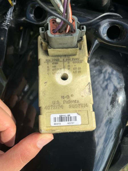 ハーレーxlh8832003年式についてウィンカーを小型LEDにする為の