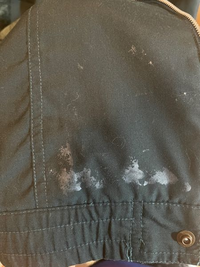 古着屋で服を購入しました。この汚れはなんですか？洗濯すると写真 