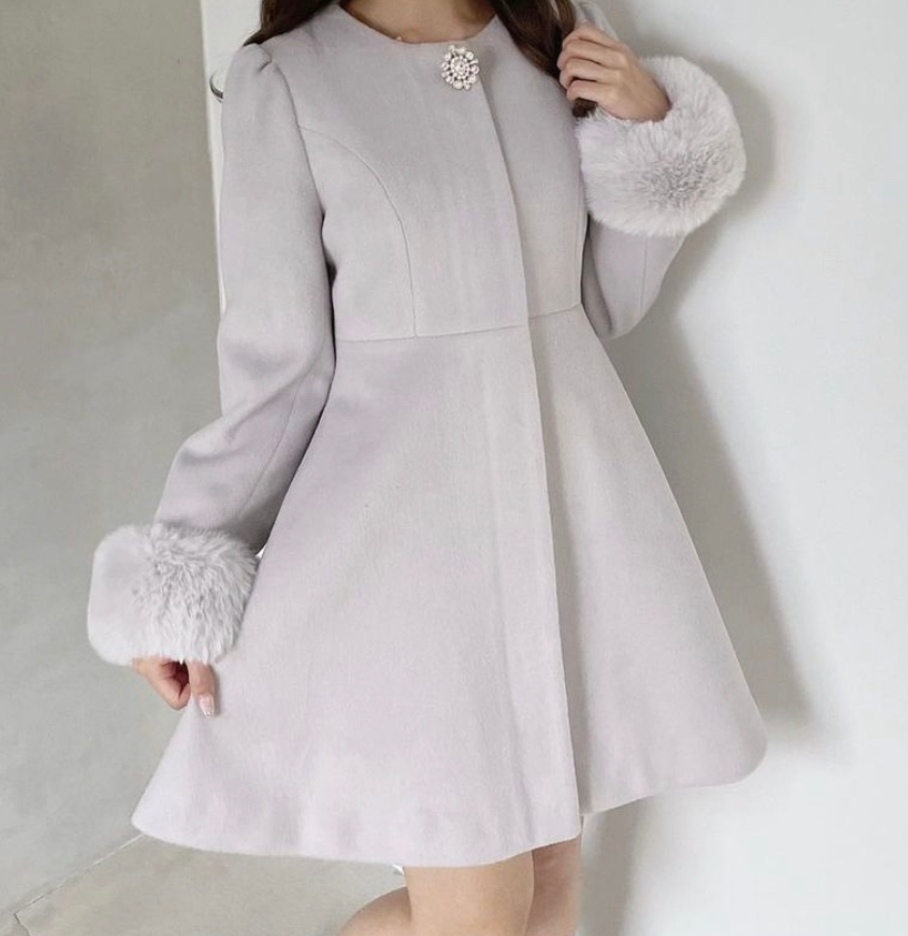 今期のevelynのコート(ロングのほうです)の白を買ったので