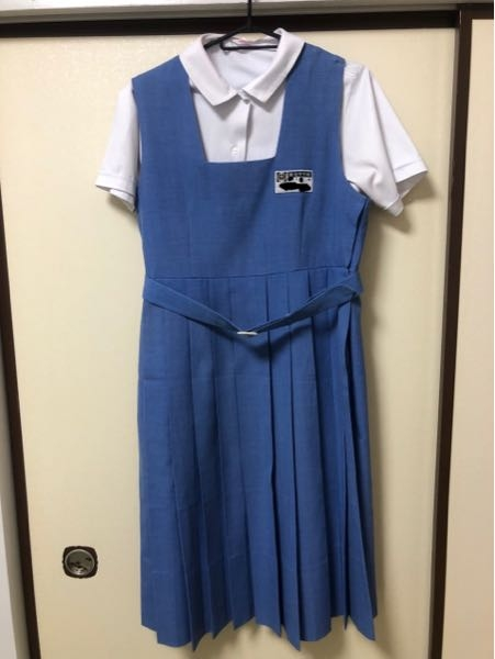 福岡市中学校制服　夏スカート 制服に関する質問です。福岡市の公立中学校の女子制服の夏服が水色