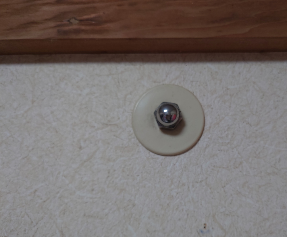 都営住宅に住んでいるのですが、壁に謎の金具がくっついています 