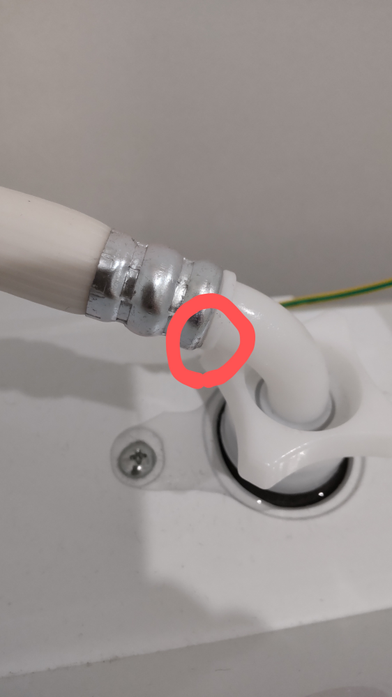 ドラム式洗濯機給水ホースからの水漏れについて。アイリスオーヤマの 