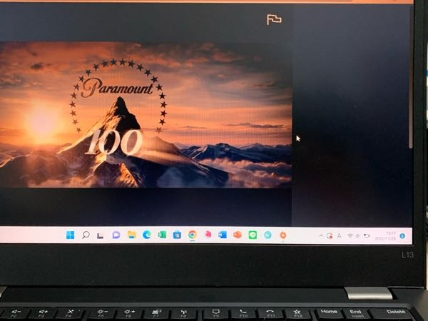 本当に困ってます。パソコンでNetflixを見ると写真のように左に画面が寄ってしまう現象になるのですが同じようなことになった方いらっしゃっいましたらどうやって解決しましたか？ パソコンの再起動や裏ボタン押してのリセット、Netflix自体の再起動をしましたが直りませんでした。急にこれになったので何かしらないボタンを知らない間に押してしまってたのかもしれませんが本当によくわかりません。

どな...