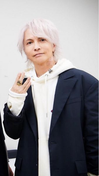 このhydeさんみたいな髪型にしたいです 現在は前髪が眉毛にか Yahoo 知恵袋