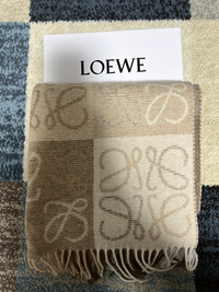 LOEWEのマフラーについて……近くの店舗、公式オンラインでも完売でい