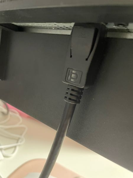 HDMIケーブルを抜きたいのになかなか抜けません。押しながら引っ張る