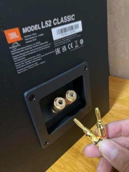 JBLのスピーカーにバナナプラグを挿したいのですが初めてなので