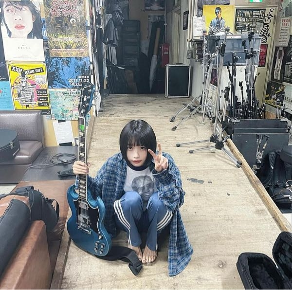 あのちゃんのこのギターでこの色のやつはまだ売っているのでしょうか