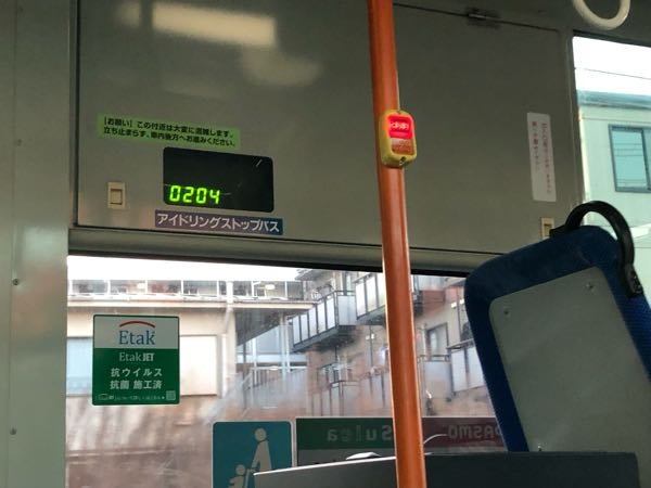 路線バスの車椅子固定装置の近くにある四桁の数字が表示される場