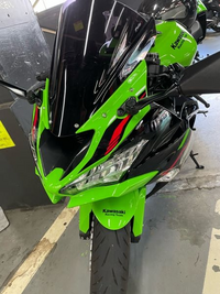 バイク盗難について。10mほど奥に入った私有地の駐車場にある私のバイクを至近距離で凝視する全身グレーの作業着の男性（40代〜）がいました。 車種はリセールランキング5位以内に入る、昨年新車で購入したZX-6Rです。
私が通ると逃げる様に早歩きでその場を後にしましたが…
①興味本位でバイクを見に来た
②盗難の下見
この二つ可能性があると思います。

私有地とはいえ、隣の駐車場への通り道になって...
