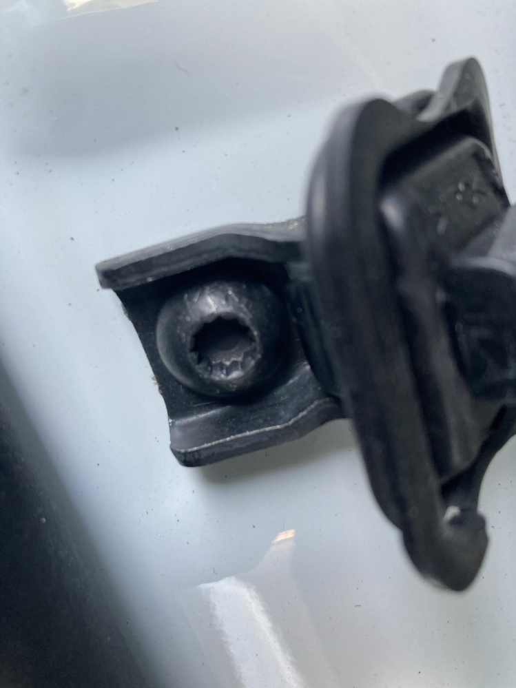 シャランの運転席側ドアのヒンジのネジに使えるドライバーわかる方いますか？(写真あり) フォルクスワーゲン シャラン、2013年式 2019年仕様、DBA-7NCZDですが、運転席側ドアのヒンジのネジがすぐ緩んでしまい、開け閉めでカタカタ音がして困っています。 ディーラーは遠く、緩むたびに行けないのでドライバーを購入できればと思っていますが、どなたかお分かりの方いらっしゃいますでしょうか？ 写真を添付します。。 #シャラン