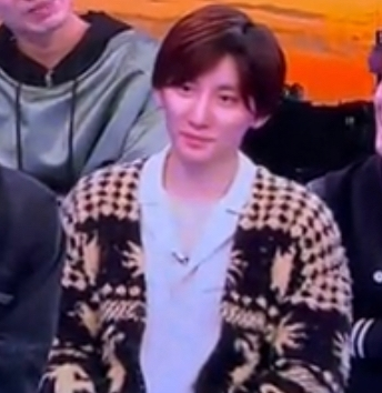 写真の京本大我さんの着用しているカーディガン？どこのものか分か