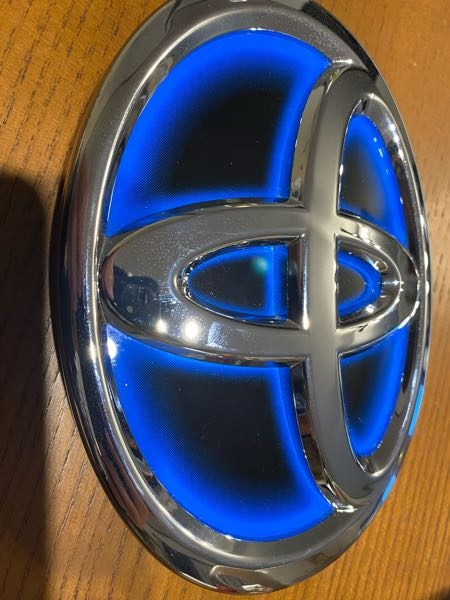 トヨタプリウスZVW30Gグレード後期のフロントエンブレムが傷 