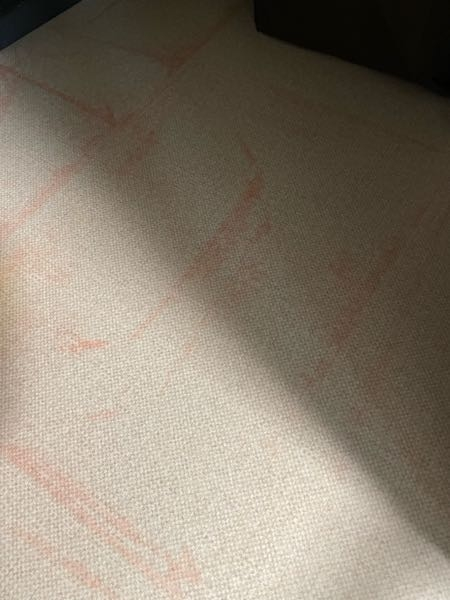 クローゼットの床 クッションフローリングだと思うんですが色移りしてしまいました。 ハイターなどで試しましたが落ちませんでした。 何か落ちる方法はありますか？