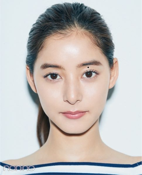 至急お願いします。他人の顔にあるほくろって気になりますか