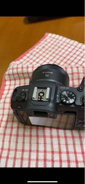 先日EOSRPを中古で購入したのですが、電源を切ってもレンズのピント