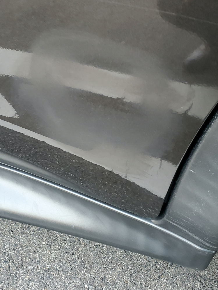 ソフト99からでている、つや出し傷消しクリームというもので、車