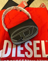 メルカリで売っているDIESELの並行輸入品のショルダーバック