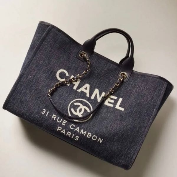 今度CHANELの店舗に行き、この様なショッピングバッグを見たいと
