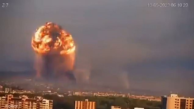 ロシアがウクライナの爆薬庫を爆破した等の画像をみたのですが、これはデマですか？