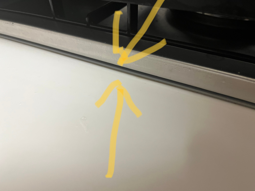 ガスコンロのこの小さな隙間に蟻が入っていったのを見てしまいました 
