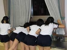 学校指定の体操服に関する相談です。 こんなふうに股下がかなり短い、小学生向きの紺色のショートパンツがどうしても欲しいです。一般の通販サイトとかコスプレ衣装とかじゃなくて、学校指定品として学外でも購入できるオンラインショップはないでしょうか？ （学生服のアラカワや、コスメイトはもう確認済です） よろしくお願い致します。
