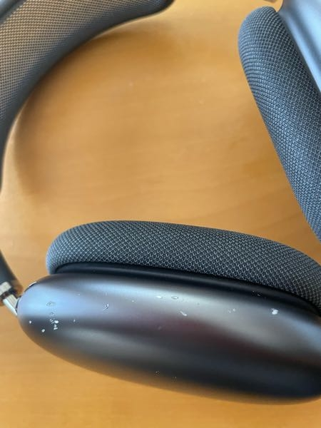 至急ですAirPodsmaxに傷がついたのですが、ハウジングの部分を 至急ですAirPodsmaxに傷がついたのですが、ハウジングの部分を