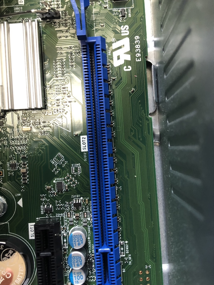 グラボの取付について先日初めてデスクトップPCを購入しました。dellの
