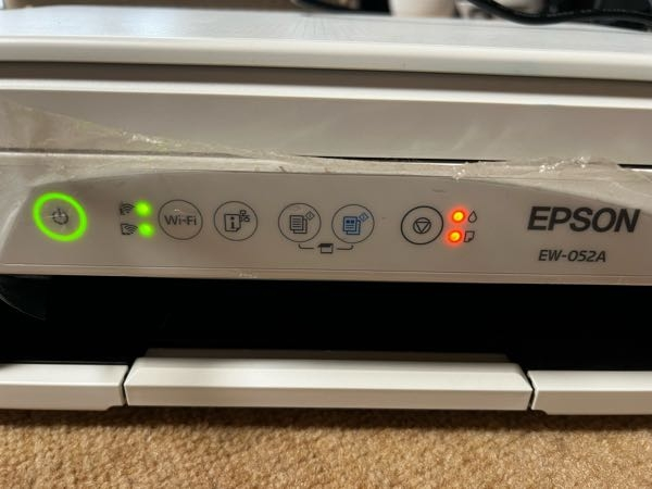 EPSONプリンターEW-052A添付の画像のように、ランプが点滅してい