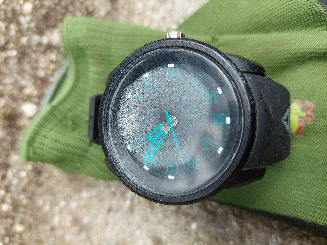 腕時計の中が曇ります。しばらくしたら曇りは無くなりますが、また曇っ