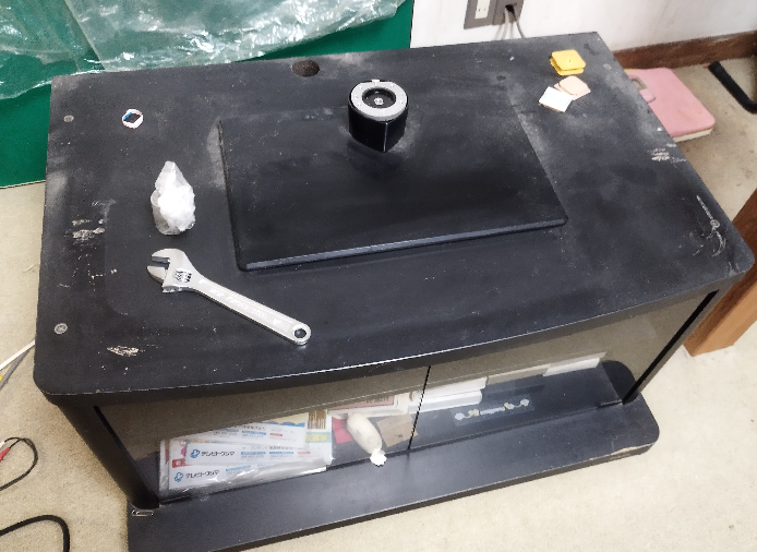 テレビ台にテレビスタンドがひっついて取れません。ネジは全て外しま