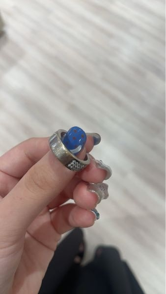 Fendiのブレスレット錆びてるため 磨けるかたいれば綺麗になります FENDIで購入した指輪が錆びてるのか傷だらけなのかわからないん