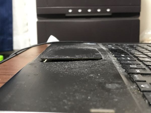 約7年使用しているパソコン(Dynabook)がこの様な状態でバッテリーが膨張しています。 質問としては①このまま使用した場合どのくらい危険か ②買い換えた方が良いか、その場合のお勧め
