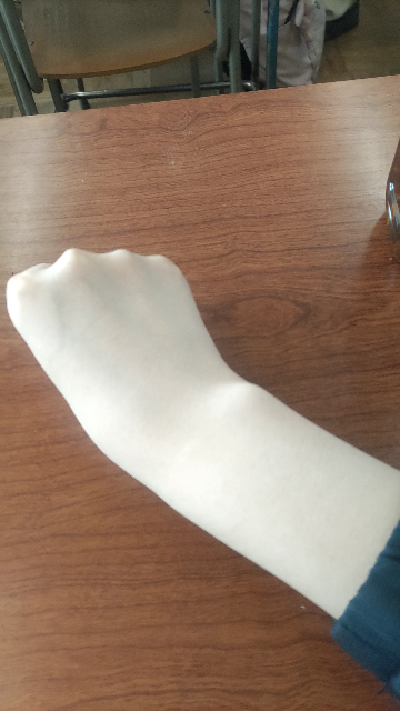 この腕は幽霊みたいな白さですか？
