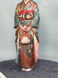 母が来ていた振袖なんですが私が着ると袖が短すぎました。
これは母の写真ですが、母でも袖の長さギリ丁度いいぐらいですよね？

母が160cm私が164cmあります。 もうすでにレンタルで予約してしまったんですが、やっぱりこの着物がすごく可愛いくて気に入ったので着たいですが、やっぱり袖が短いといやらしい？でしょうか。