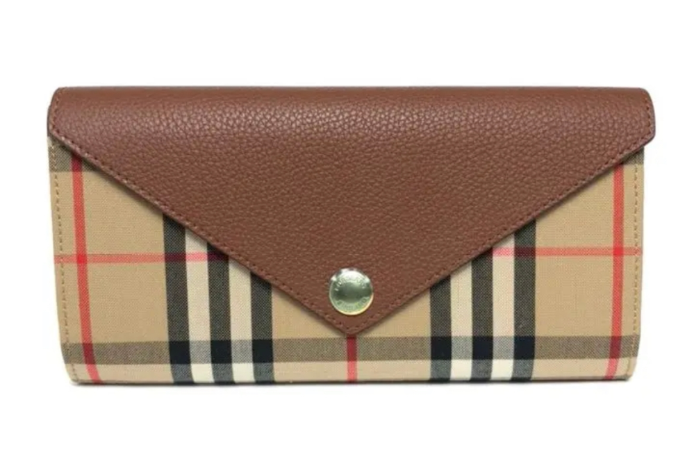 数回使用 傷なし BURBERRYの財布 Burberryの財布なのですが、札入れ部分内側にシリアルナン