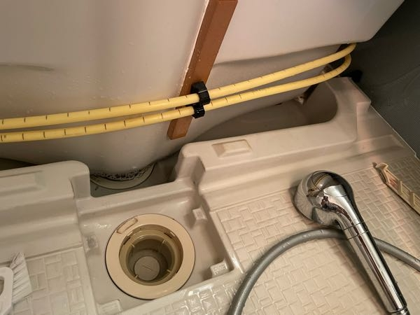 浴槽下の排水についてエプロンを外して浴槽下を掃除しようとしました 