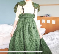 あさぎーにょさんが着用しているこのカーキのキルティングワンピースは 